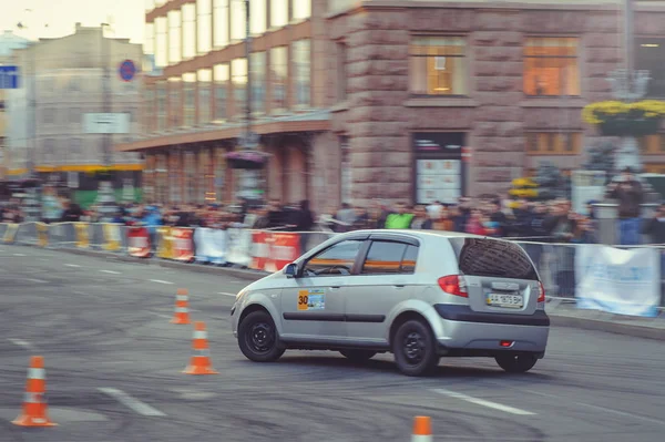 Automobilový slalom a drift závody v centru města, auto na silnici s kužely — Stock fotografie