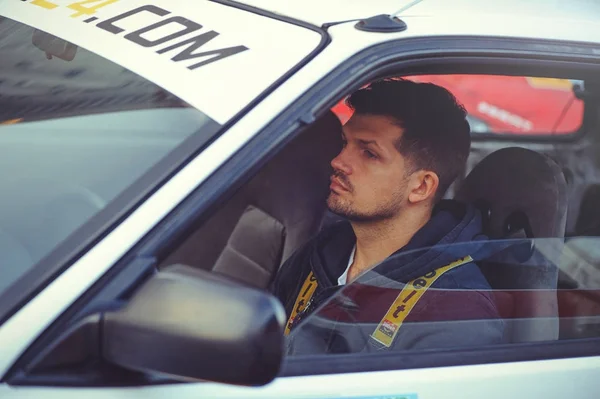 Slalom automobile et compétitions de dérive dans le centre-ville, voiture sur la route avec des cônes — Photo