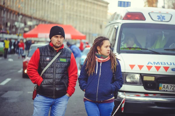 Pessoas na frente de um carro de ambulância em competições de carros — Fotografia de Stock