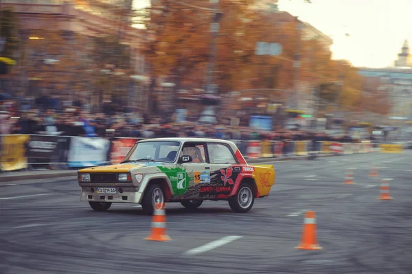 Automobile slalom och avdrift tävlingar i stadens centrum, bil på vägen med kottar — Stockfoto