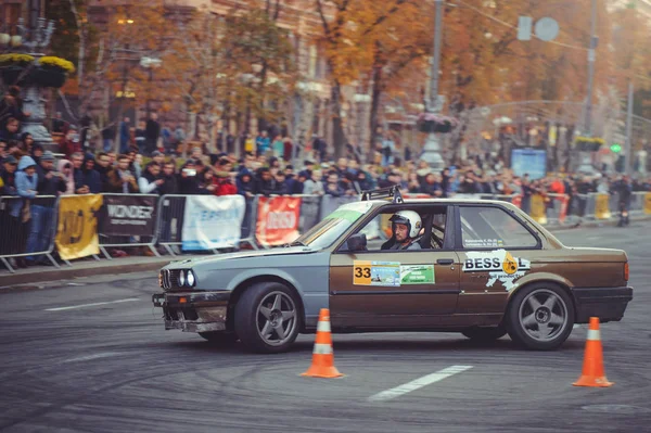 Slalom automobile et compétitions de dérive dans le centre-ville, voiture sur la route avec des cônes — Photo