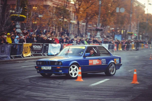 Automobilový slalom a drift závody v centru města, auto na silnici s kužely — Stock fotografie