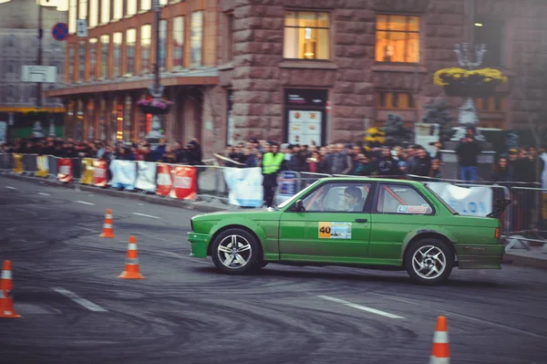 Slalom automóvel e competições de deriva no centro da cidade, carro na estrada com cones — Fotografia de Stock