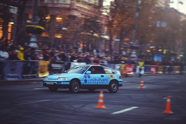 Slalom automóvil y competiciones de deriva en el centro de la ciudad, coche en la carretera con conos — Foto de Stock