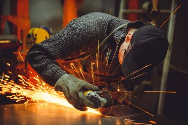 erkek açı değirmeni işlemi sırasında