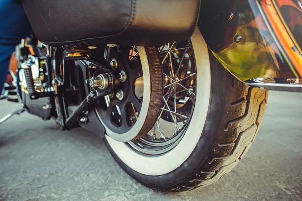 Заднє колесо мотоцикла з обертанням ременя — стокове фото