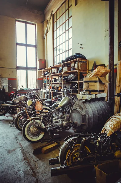 Workshop for repairing motorcycles. production of custom motorcycles — Stock Photo, Image