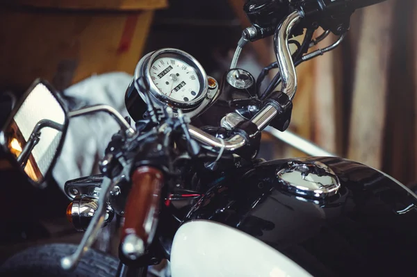 Mooie snelheidsmeter van een klassieke motorfiets in het kader van het stuurwiel spiegel en tank — Stockfoto
