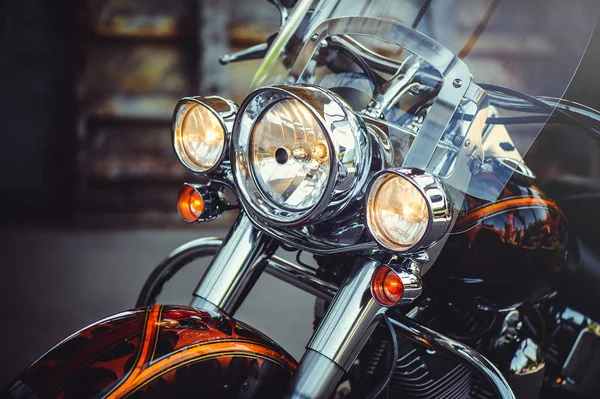 farlar bir klasik motosiklet, el ilanı takvimi için güzel sanatsal işleme ve reklam
