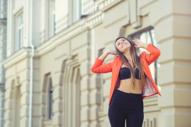 Kulaklıklar müzik ve dans gülümseyen kadın moda