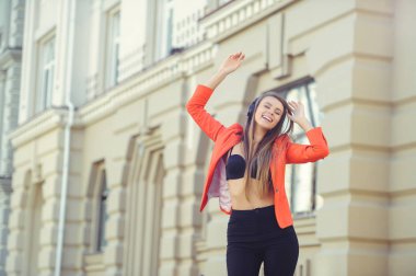 Kulaklıklar müzik ve dans gülümseyen kadın moda