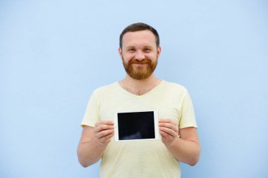 tablet, metin için yer bir Kızıl Sakal puan ile neşeli adam