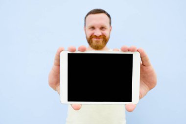 bir tablet yakın çekim, metin için yer gösterilen kırmızı sakallı neşeli adam