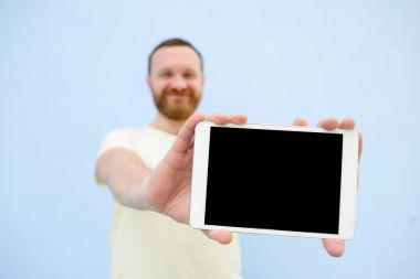 bir tablet yakın çekim, metin için yer gösterilen kırmızı sakallı neşeli adam