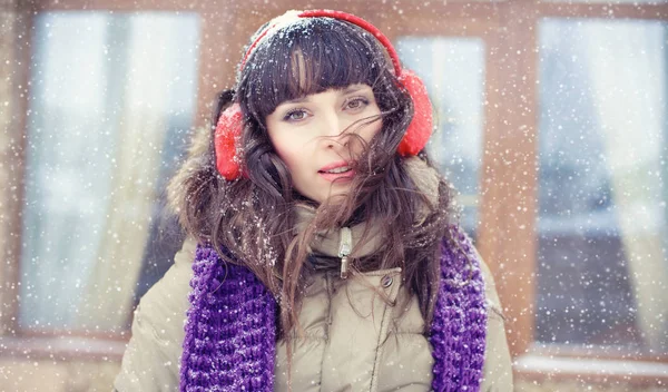 Retrato de invierno de una mujer joven. Belleza alegre modelo chica — Foto de Stock