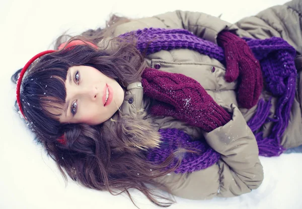Retrato de invierno de una mujer joven. Belleza alegre modelo chica —  Fotos de Stock