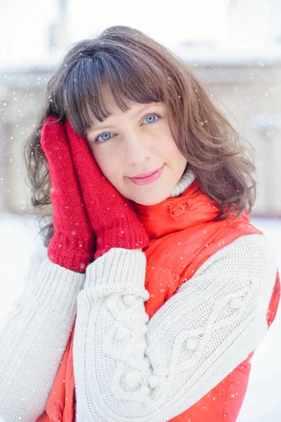 Vente de Noël. Belle femme surprise en mitaines rouges et pull blanc fond d'hiver avec neige, émotions. Drôle de portrait de femme de rire. Nouvelle année ventes — Photo