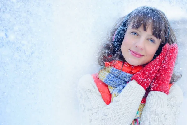 Venda de Natal. Mulher bonita surpreendida em luvas vermelhas e camisola branca fundo de inverno com neve, emoções. Retrato engraçado de mulher do riso. Vendas de ano novo — Fotografia de Stock
