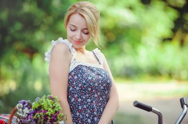 Sağlıklı bir kadın. Güzellik yaz modeli kız mutlu parlak çiçek orman ile. tarzı eğlence. Güzel bir beyaz Bayan. Güzel bir yüz bir gülümseme ve bir gizem. banner ve reklam için yer