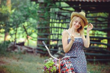 Sağlıklı bir kadın. Parlak renkler Bisiklet orman ve sepet ile güzellik yaz modeli kız. tarzı eğlence.