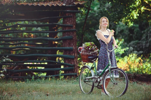 Una mujer sana. Belleza Chica modelo de verano con colores brillantes bosque de bicicletas y cesta. estilo de ocio. Una hermosa dama con una manzana en la mano. Naturaleza natural. Maquillaje cosmético moda — Foto de Stock
