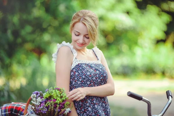 Una mujer sana. Belleza Chica modelo de verano con flores brillantes bosque feliz. estilo de ocio. Una hermosa dama blanca. Una cara bonita con una sonrisa y un misterio. lugar para la bandera y la publicidad —  Fotos de Stock