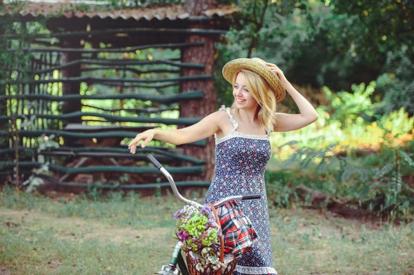 건강 한 여자입니다. 밝은 색상 자전거 숲과 바구니 아름다움 여름 모델 소녀. 스타일 레저. — 스톡 사진
