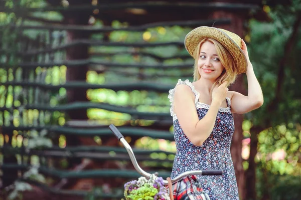 Uma mulher saudável. Beauty Summer modelo menina com cores brilhantes bicicleta floresta e cesta. lazer estilo . — Fotografia de Stock