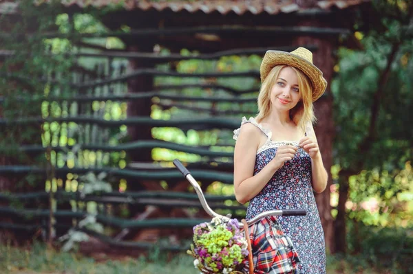 Egy egészséges nő. Szépség lány nyári élénk színek kerékpár erdő és a kosár. szabadidős stílus. — Stock Fotó