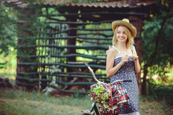 Una mujer sana. Belleza Chica modelo de verano con colores brillantes bosque de bicicletas y cesta. estilo ocio . — Foto de Stock
