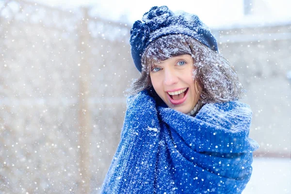 Retrato de inverno de uma jovem. Beauty Joyous Model Girl tocando sua pele de rosto e rindo, se divertindo no parque de inverno. Linda jovem mulher rindo ao ar livre. Desfrutando da natureza, no inverno e s — Fotografia de Stock