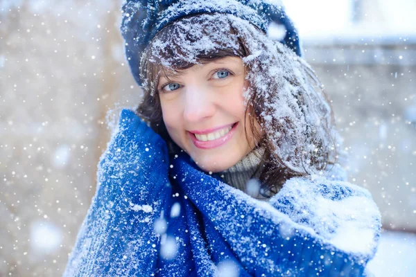 Retrato de inverno de uma jovem. Beauty Joyous Model Girl tocando sua pele de rosto e rindo, se divertindo no parque de inverno. Linda jovem mulher rindo ao ar livre. Desfrutando da natureza, no inverno e s — Fotografia de Stock