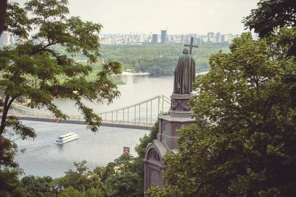 Ukrayna - Aziz Vladimir anıt Kiev şehir ve Dinyeper Nehri kentsel Park Volodymyrska Hill (Saint Volodymyr Hill, Volodymyrska hırka, Vladimirskaya gorka) yaz aylarında görünümünü seyahat