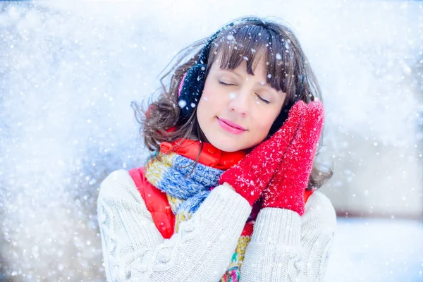 Ao ar livre foto brilhante de jovem bela menina sorridente feliz nas luvas, fora. vestida com elegantes roupas brilhantes de inverno, a neve cai. Puxa. Natal, Ano Novo, conceito. Queda de neve mágica — Fotografia de Stock