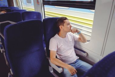 adam bir tren demiryolu ile seyahat biniyor