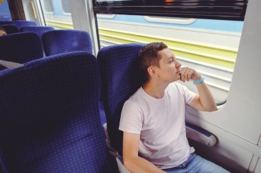 adam bir tren demiryolu ile seyahat biniyor