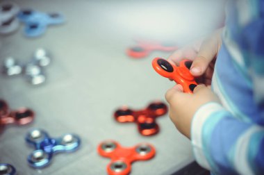 adam bir spiner elinde döner tutar