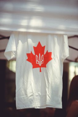 Kanada bayrağı ve Ukraynalı trident ile t-shirt