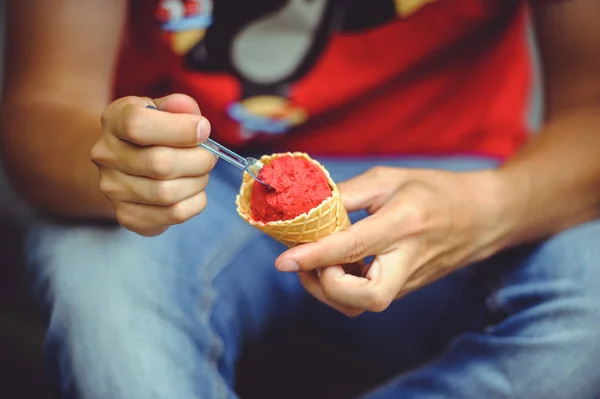 Jovem comendo sorvete na rua — Fotografia de Stock