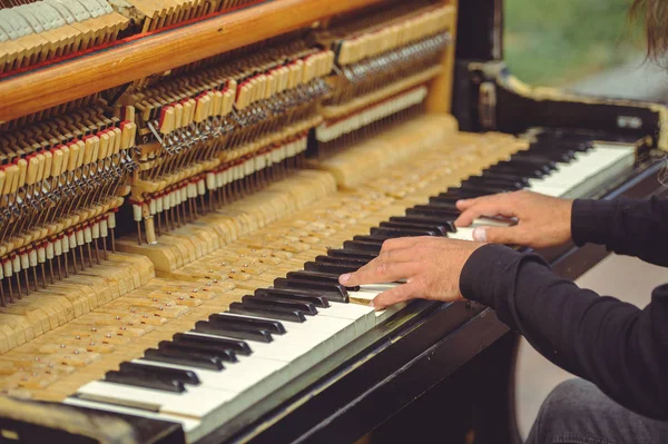 Músico callejero tocando el viejo piano de mala calidad —  Fotos de Stock