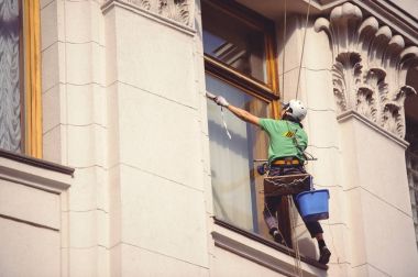 erkek dağ tırmanma pencere temizleyici