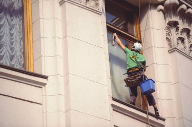 erkek dağ tırmanma pencere temizleyici