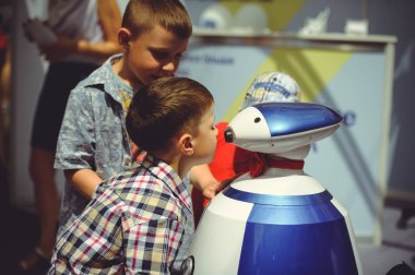 Çocuk bir robot için konuşmak sokaklarda