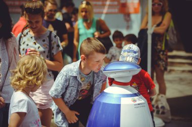 Çocuk bir robot için konuşmak sokaklarda