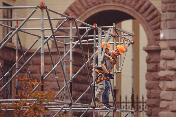 Trabajadores construyen andamios para la construcción de una etapa en Khreshchatyk en Kiev — Foto de Stock