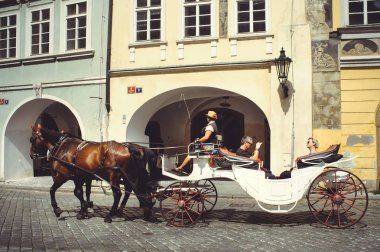  Tarihi mimari turist arabaları ata binmek. Prague, Çek Cumhuriyeti