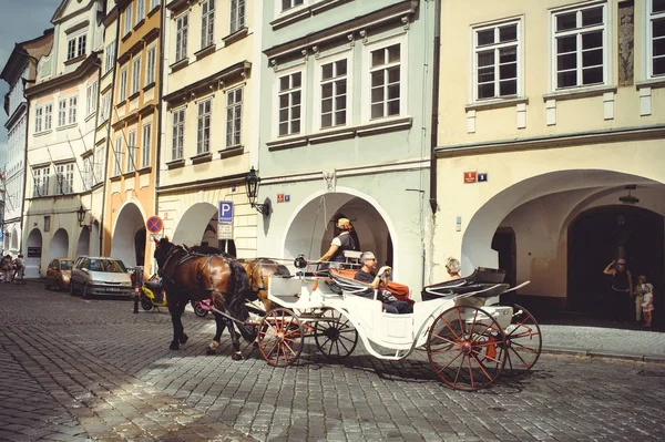 Historyczna architektura turystów jeździć konno w wagonach. Praga, Republika Czeska — Zdjęcie stockowe