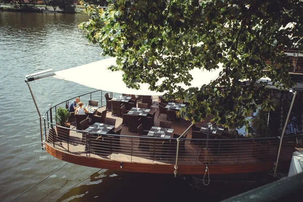 Ristorante sull'acqua, i turisti mangiano all'aria aperta. Praga, Repubblica Ceca — Foto Stock