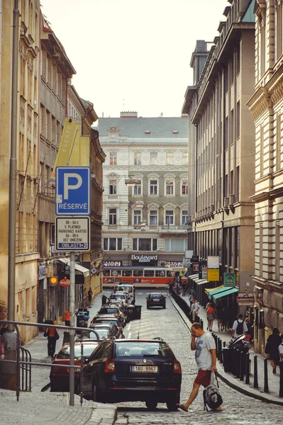 Aconchegante e bela rua turística de arquitetura antiga estacionada carros — Fotografia de Stock