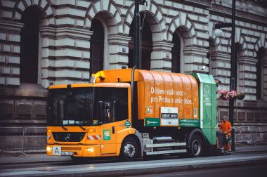 Temizlik ve çöp toplama bir şirin ve güzel turistik sokaktır eski mimari.